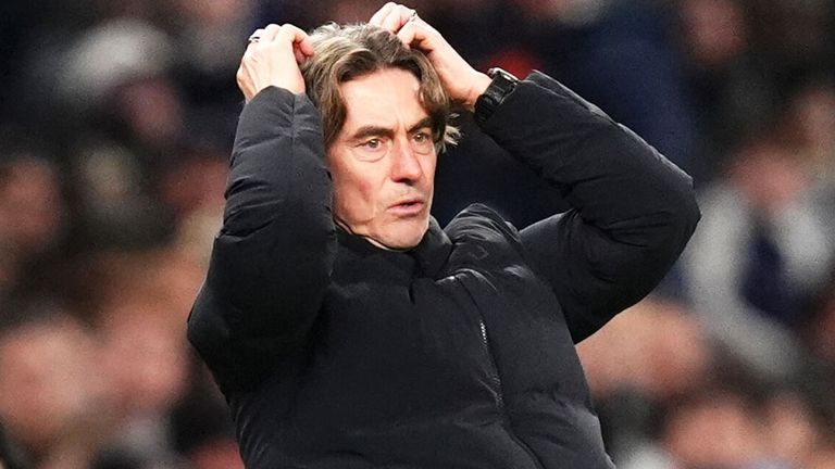 Thomas Frank trinkt versehentlich Kaffee aus einer Arsenal-Tasse.