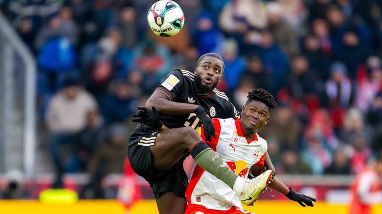 Bayerns Dayot Upamecano (l.) bekommt viel Lob von Trainer Vincent Kompany.