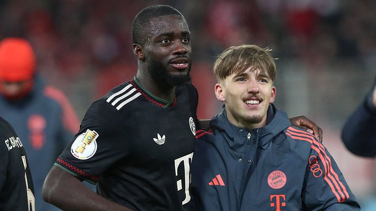 Während Lennart Karl (r.) beim FC Bayern München einen Profi-Vertrag erhalten wird, läuft der von Dayot Upamecano im Sommer aus.