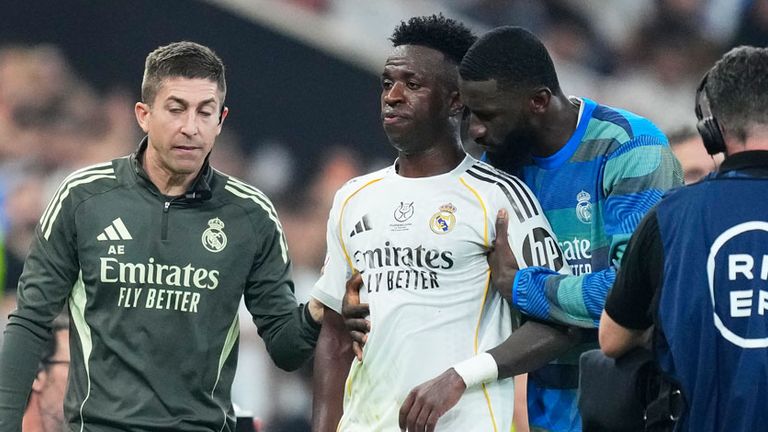 Vinicius Junior (m.) musste nach seiner Auswechslung zurückgehalten werden.