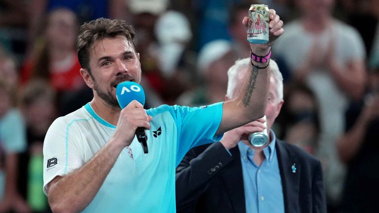Anstoß zum Abschied: Wawrinka genehmigte sich nach dem Match ein kühles Bier.