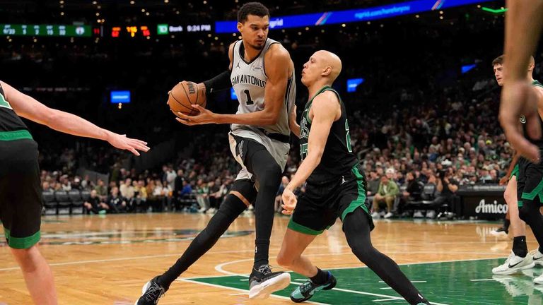 Victor Wembanyama (1) führt seine Spurs als Topscorer zum Sieg gegen die Celtics.