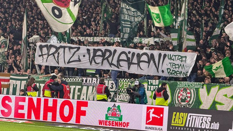Die Werder-Fans verspotten Bremens Sport-Geschäftsführer Clemens mit diesem Spruchband "Fritz verleihen".