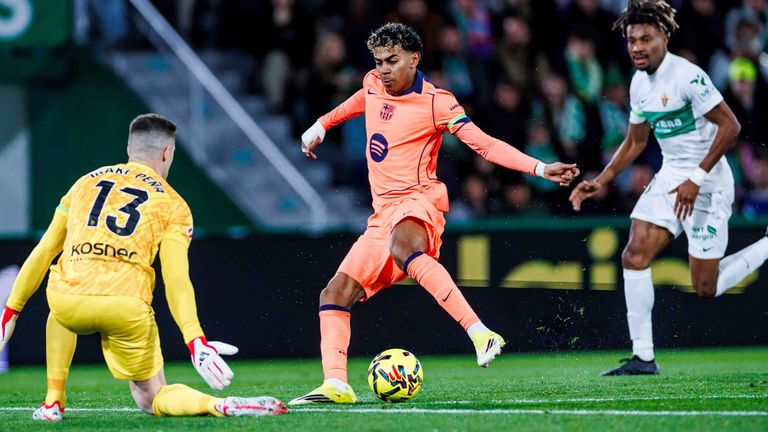 Barcelonas Star Lamine Yamal tanzt Elche-Keeper Inaki Pena aus.
