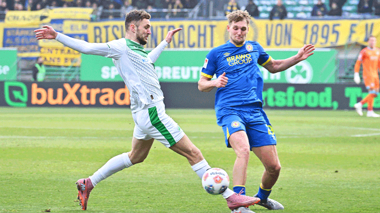 Dennis Srbeny (SpVgg Greuther Fürth ) und Lukas Frenkert (Eintracht Braunschweig) im Zweikampf.