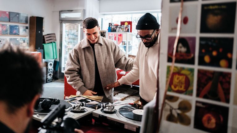 Im zweiten Track des neuen Videoformats begleitet Hip-Hop-Legende Afrob die Jungs aus Cannstatt. Er erlebt pure Emotionen und die eine oder andere Überraschung. Als Musiker, der den Hip Hop in Deutschland aus Stuttgart heraus geprägt hat und dessen Herz in Weiß und Rot schlägt, hat er den Soundtrack für den Weihnachtsfilm 2025 des VfB produziert. 