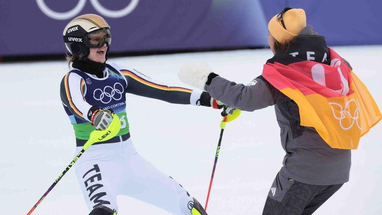 Emma Aicher (l.) und Kira Weidle-Winkelmann holen Silber in der Kombination.
