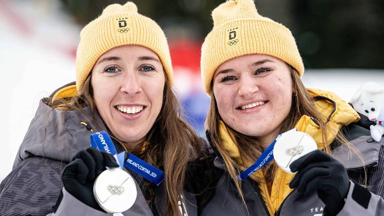 Kira Weidle-Winkelmann (l.) und Emma Aicher gewinnen Silber in der alpinen Team-Kombination. 
