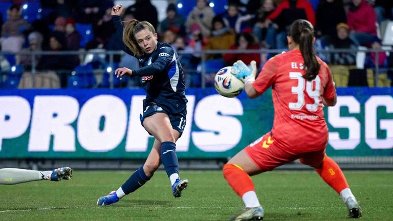 Valesca Ampoorter von der TSG Hoffenheim vergibt die Torchance gegen Werder Bremen.