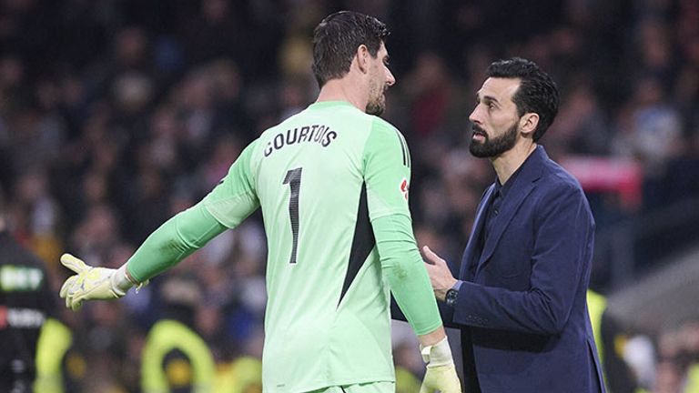 Real-Trainer Alvaro Arbeloa (r.) im Gespräch mit Torwart Thibaut Courtois.