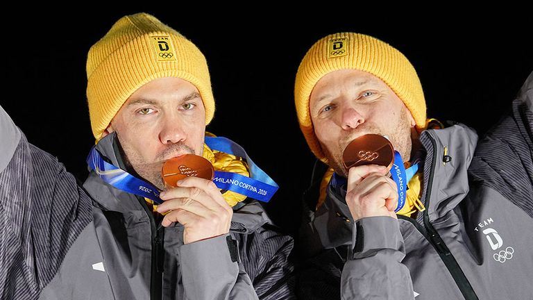 Tobias Wendl (l.) und Tobias Arlt jubeln bei der Siegerehrung mit der Bronzemedaille.