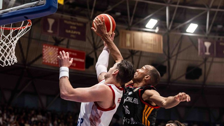 Louis Olinde (r.) beim Rebound gegen Kroatien.