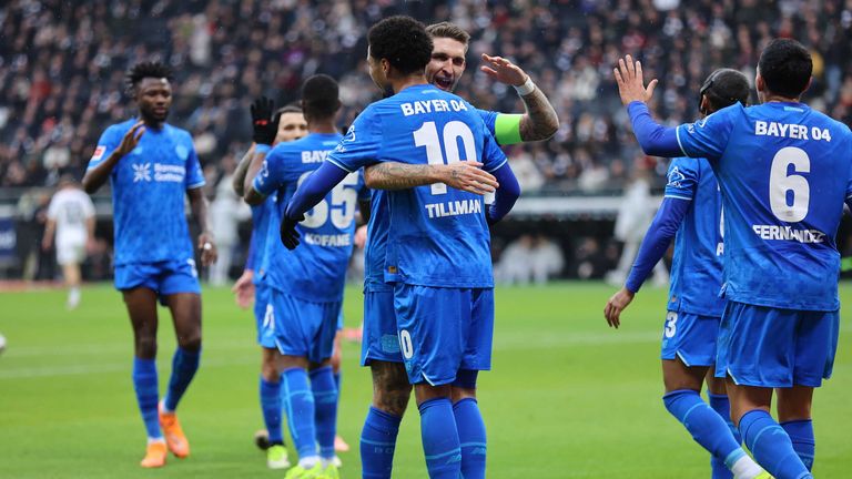 Bayer bejubelt den Treffer von Malik Tillman (mitte). Die Werkself spielt am Samstag im Topspiel gegen Mönchengladbach. 