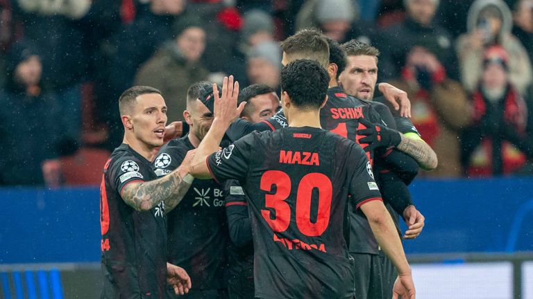Leverkusen jubelt nach dem 3:0 Sieg gegen Villareal. Trotz des Erfolgs muss die Werkself die Play-offs gegen Olympiakos spielen. 