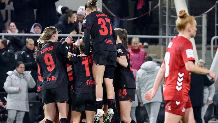 Die Frauen von Bayer Leverkusen gewinnen das Derby gegen den 1. FC Köln. 