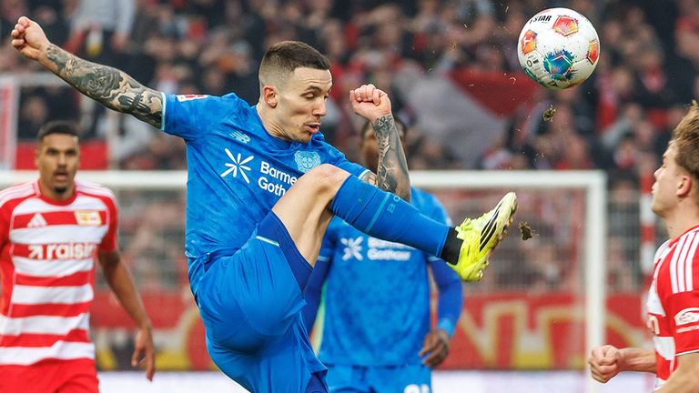 Alejandro Grimaldo und Bayer 04 Leverkusen lassen bei Union Berlin Punkte liegen.