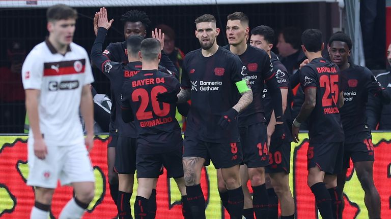 Bayer Leverkusen bleibt nach dem klaren Sieg gegen St. Pauli an der Spitzengruppe dran. 