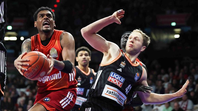 Xavier Rathan-Mayes (l.) verliert mit dem FC Bayern nach sieben Monaten wieder ein Heimspiel.