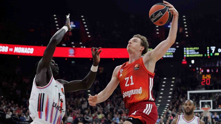 Justus Hollatz zieht gegen Paris zum Korb.