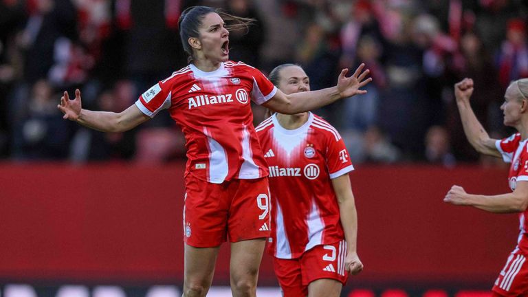 Bayerns Jovana Damnjanovic (li.) feiert ihren Doppelpack.