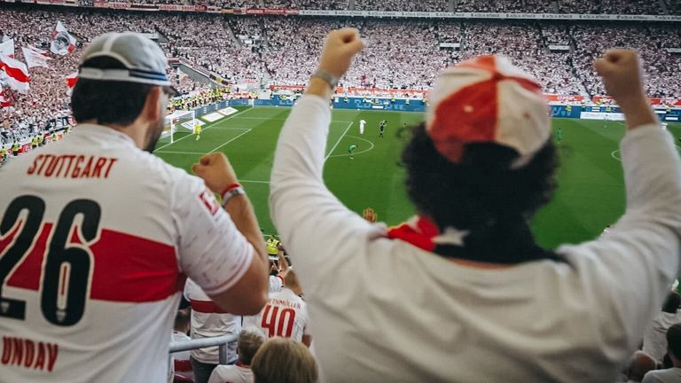 Zwei Bühnen, viele Parallelen. Texten mit Deniz Undav, Fachsimpeln mit Fabian Wohlgemuth und Aufnehmen mit Alexander Wehrle – der Schorndorfer Rapper und Popmusiker MAJAN bei seinem Herzensclub. Das neue Format „VfBeats“ liefert den ersten Track.“