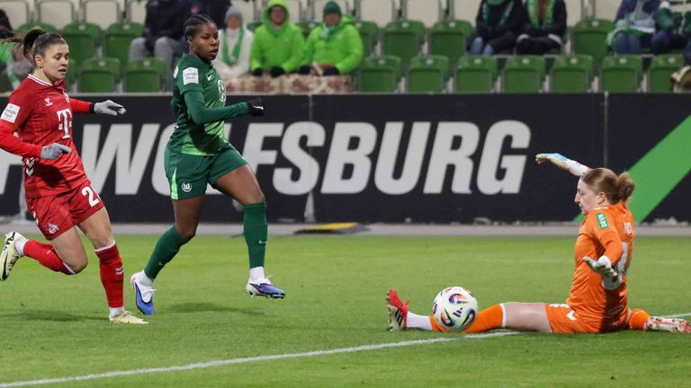 Lineth Beerensteyn (M.) trifft gegen den 1. FC Köln doppelt.