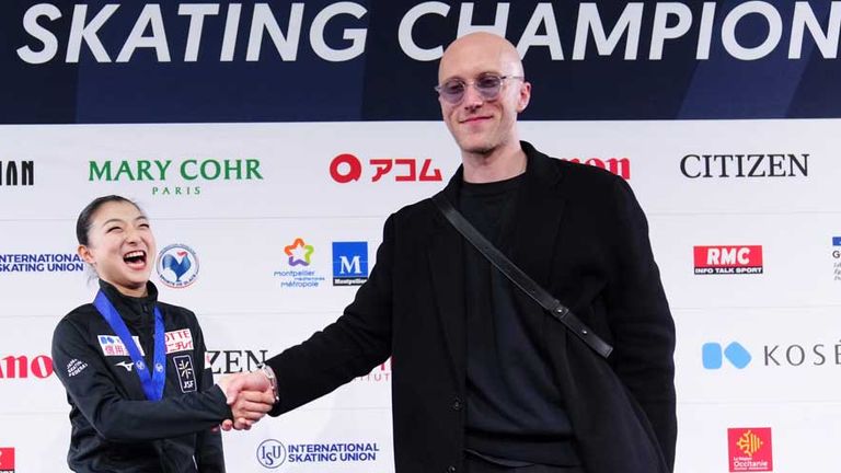 Benoit Richaud an der Seite von Kaori Sakamoto bei der Eiskunstlauf-WM 2022 in Frankreich.
