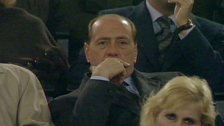 Berlusconi: Zum Siegen verdammt (Teil 2): Trainer Capello gewinnt mit dem AC Mailand drei Titel, während Berlusconi in die Politik einsteigt. Doch Korruptionsskandale und politischer Druck lassen den Glanz rasch verblassen.