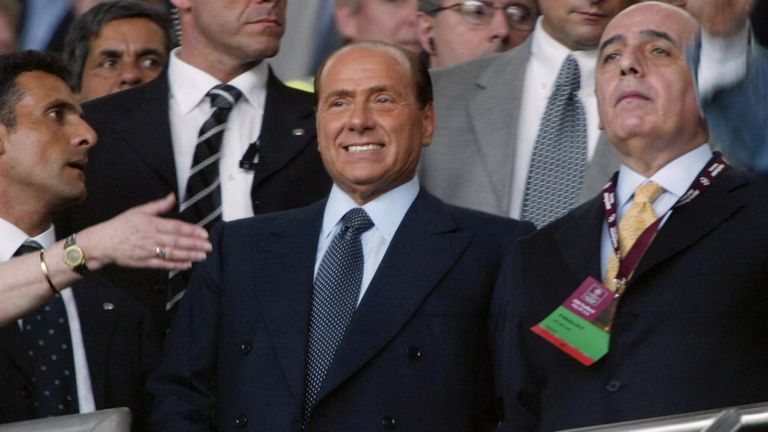 Berlusconi: Zum Siegen verdammt (Teil 3): Der Personenkult um Berlusconi wächst. Doch seine beiden weiteren Amtszeiten als Ministerpräsident sind von Kontroversen geprägt. Auch viele Milan-Fans hadern mit den politischen Widersprüchen.