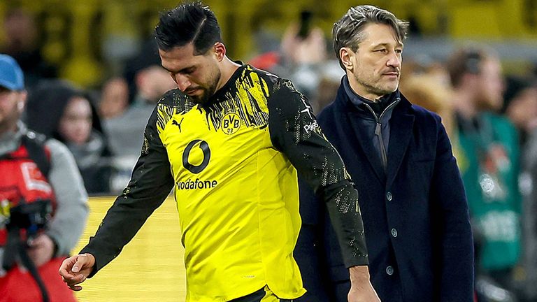 BVB-Kapitän Emre Can (l.) geht verletzt an Trainer Niko Kovac vorbei in die Kabine.