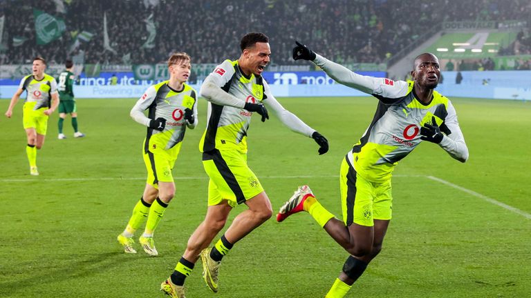 Serhou Guirassy (rechts) schießt den BVB gegen Wolfsburg zum Sieg. Am Freitag geht es für Dortmund gegen Mainz. 