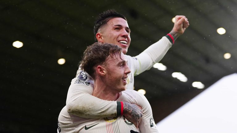 Cole Palmer (vorne) feiert nach seinem Hattrick und führt Chelsea zum 3:1-Sieg gegen Wolverhampton. Am Dienstag geht es gegen Leeds United. 