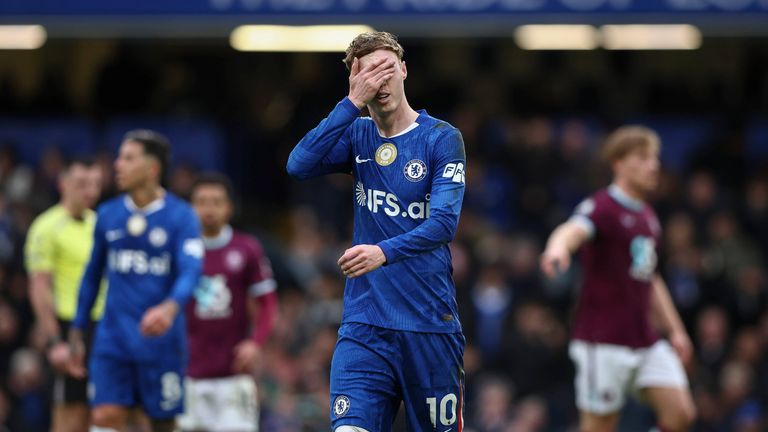 Enttäuschung bei Cole Palmer und The Blues nach dem 1:1-Remis gegen Burnley. Am Sonntag  kommt das Derby gegen Tabellenführer Arsenal.