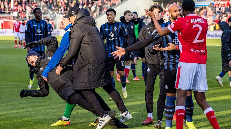 Nach Abpfiff fällt der Sportliche Leiter von Mannheim , Gerhard Zuber (l.), bei einer Auseinandersetzung mit Wollitz.