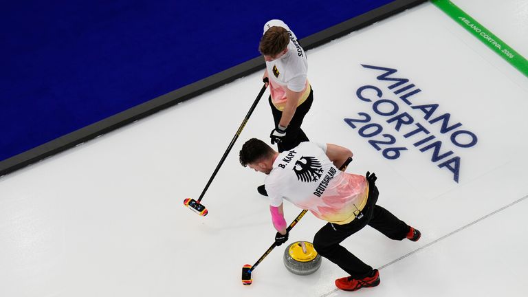 Die deutschen Curler stehen nach der überraschenden Niederlage vor dem Olympia-Aus.