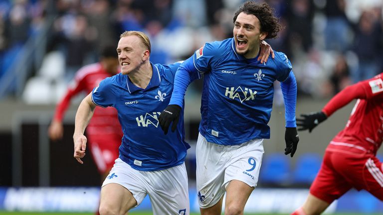 Der SV Darmstadt 98 springt dank eines späten Sieges vorübergehend an die Spitze der 2. Bundesliga.