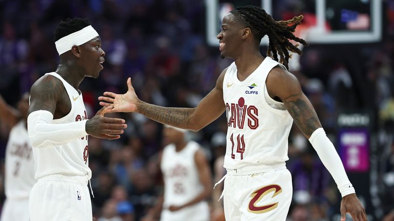 2. Sieg im 2. NBA-Spiel für die Cleveland Cavaliers. Dennis Schröder (links) im Jubel mit Keon Ellis (rechts).