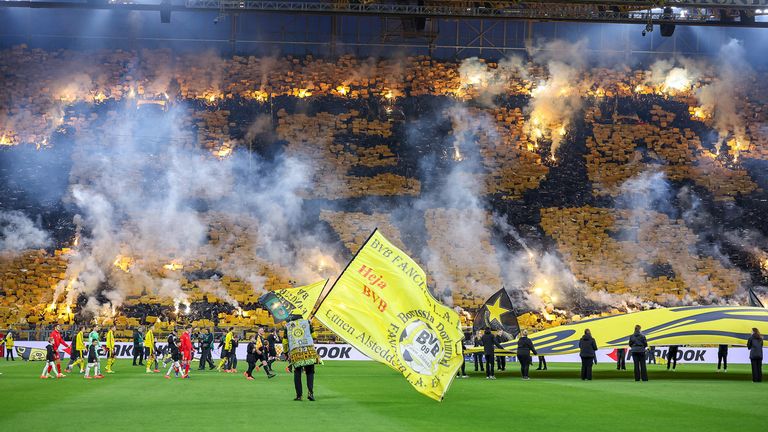 Die BVB-Fans präsentieren vor dem Klassiker eine Mega-Choreo.