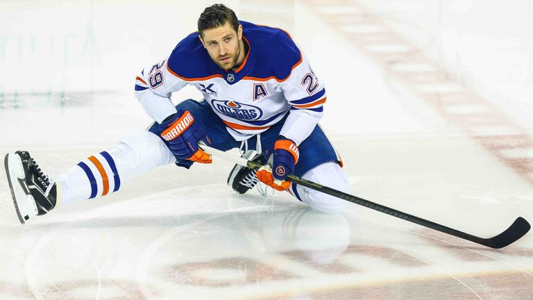 Leon Draisaitl trägt die deutsche Fahne bei den Olympischen Spielen 2026.