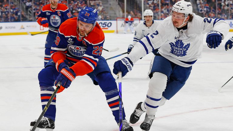 Leon Draisaitl (l.) unterliegt den Toronto Maple Leafs.