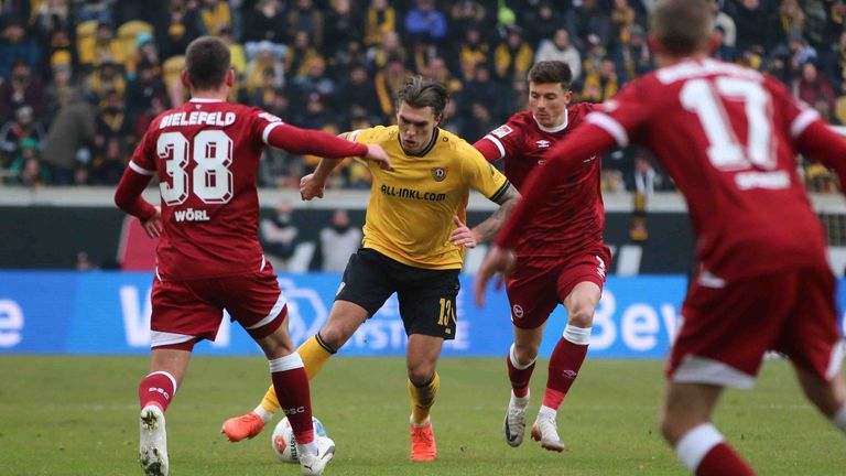 Julian Pauli versucht sich durch die Abwehr von Arminia durchzudribbeln.