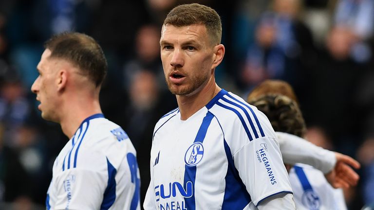 Mit Neuzugang Edin Dzeko darf Schalke 04 nach Felix Magath den Aufstieg nicht verpassen.
