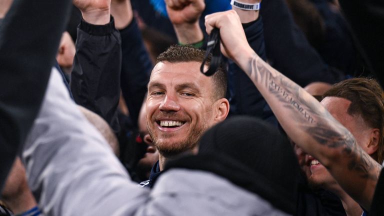 Edin Dzeko feiert mit den Fans in der Kurve. 