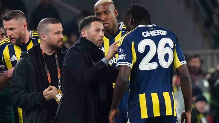 Fenerbahce Istanbul verliert gegen Nottingham Forest in den Playoffs Europa League.