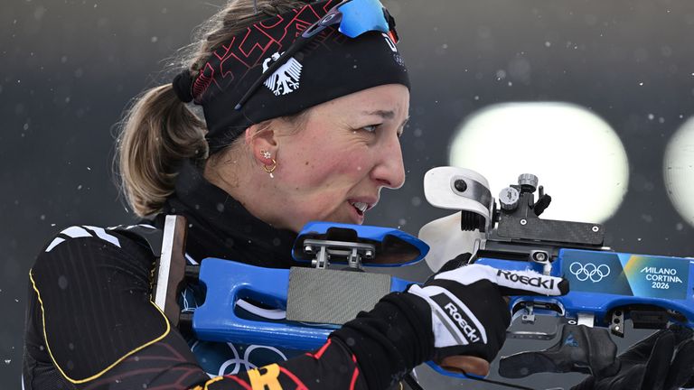 Die Biathletin Franziska Preuß schnappt sich eine Medaille beim Sprint über 7,5 Kilometer.