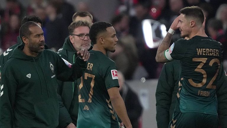 Werder Bremen verliert das Debüt von Trainer Daniel Thioune (l.). 