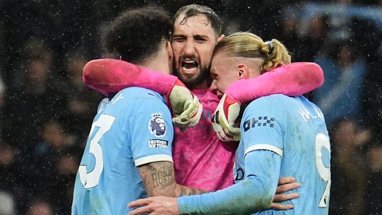 O'Reilly (links), Donnarumma (Mitte) und Haaland (rechts) feiern den Sieg von City gegen Newcastle. Am Samstag geht es gegen Leeds United.
