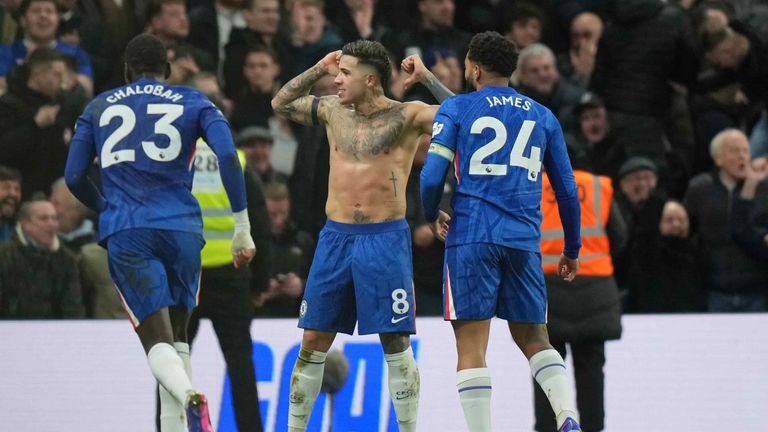 Enzo Fernández (Mitte) bejubelt seinen späten Siegtreffer zum 3:2 für Chelsea gegen West Ham. Am Samstag geht es gegen Wolverhampton.