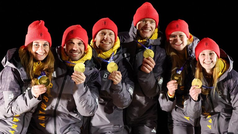 Julia Taubitz, Tobias Wendl, Tobias Arlt, Max Langenhan, Dajana Eitberger & Magdalena Matschina (l. nach r.) bejubeln Gold in der Staffel.