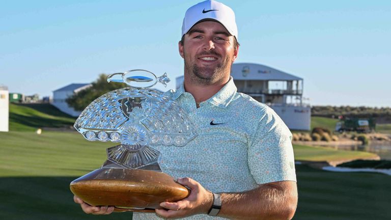 Chris Gotterup durfte sich über eine Trophäe und ein sattes Preisgeld freuen.